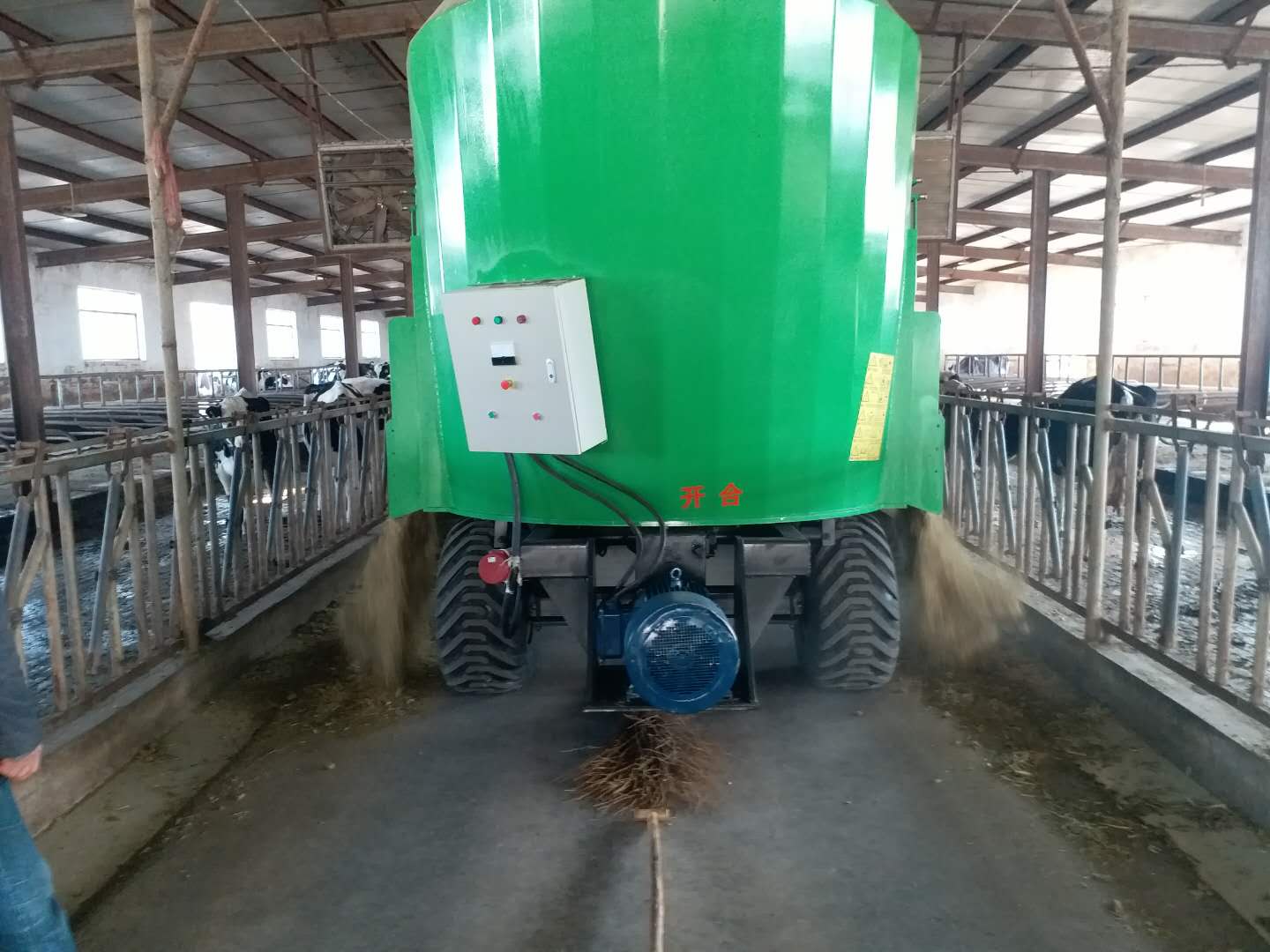 河南某公司購買固定式TMR攪拌機(jī) 河南某公司購買固定式TMR攪拌機(jī)