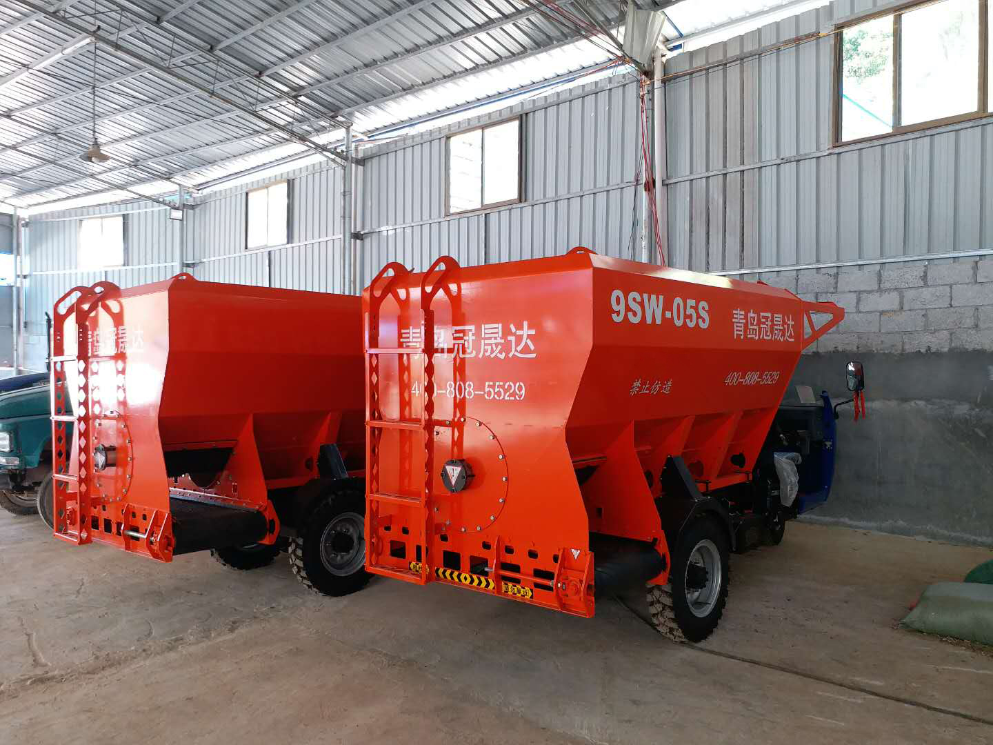 河南某公司購買雙側(cè)撒料機(jī) 河南某公司購買雙側(cè)撒料機(jī)